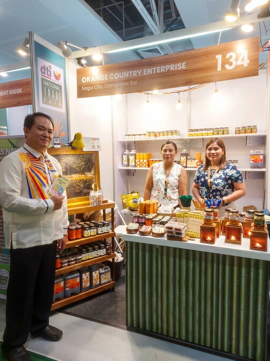 BEEKEEPER Larry Ong (left) and his team at the recent DTI National Trade Fair.