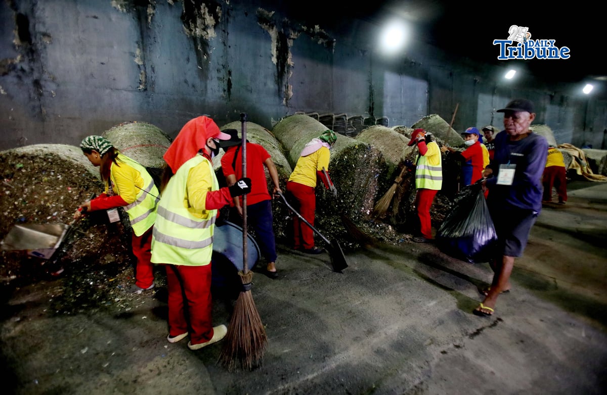 (May 27 2026) The Metropolitan Manila Development Authority (MMDA) street sweepers remove the trash scattered, after a trailer truck loaded with garbage overturned in the southbound lane of the C5-Bonny Serrano Tunnel in Quezon City early Wednesday, May 27, 2026. The incident, which occurred around 5:00 a.m., resulted in the driver and his wife being injured. According to the report, the truck came from Porac, Pampanga, and was heading to Batangas when the vehicle lost control after skidding. Photo/Analy Labor