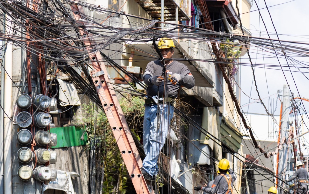 Meralco removes 1,200-kg ‘spaghetti’ wires