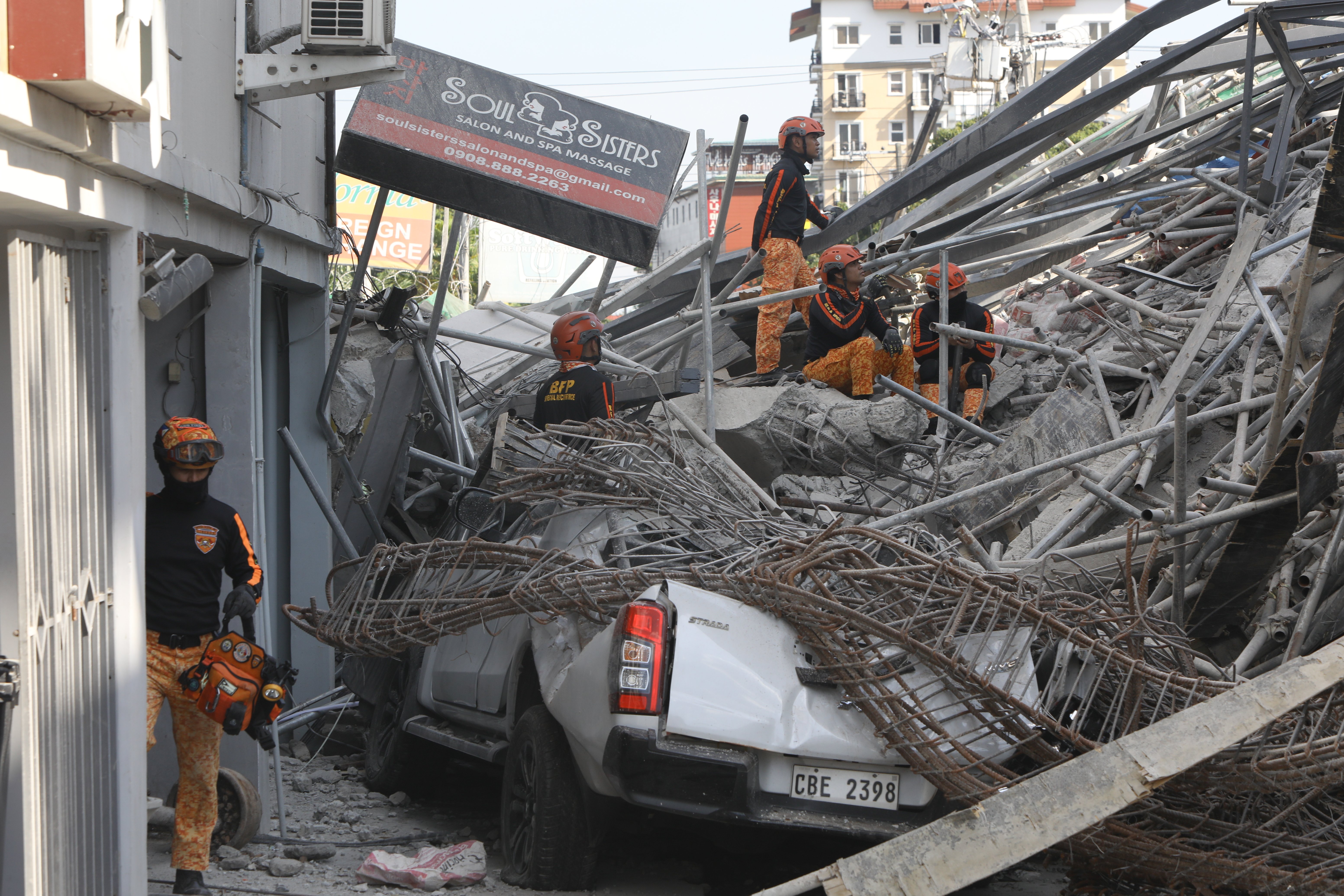 PNP tightens security at Angeles City building collapse