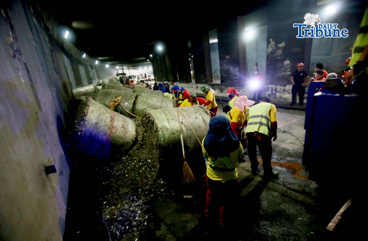 (May 27 2026) The Metropolitan Manila Development Authority (MMDA) street sweepers remove the trash scattered, after a trailer truck loaded with garbage overturned in the southbound lane of the C5-Bonny Serrano Tunnel in Quezon City early Wednesday, May 27, 2026. The incident, which occurred around 5:00 a.m., resulted in the driver and his wife being injured. According to the report, the truck came from Porac, Pampanga, and was heading to Batangas when the vehicle lost control after skidding. Photo/Analy Labor
