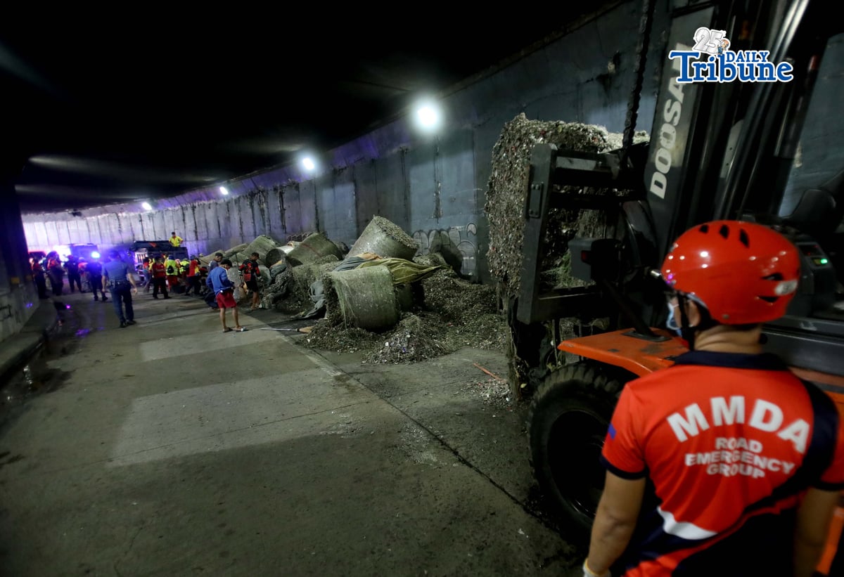 (May 27 2026) The Metropolitan Manila Development Authority (MMDA) street sweepers remove the trash scattered, after a trailer truck loaded with garbage overturned in the southbound lane of the C5-Bonny Serrano Tunnel in Quezon City early Wednesday, May 27, 2026. The incident, which occurred around 5:00 a.m., resulted in the driver and his wife being injured. According to the report, the truck came from Porac, Pampanga, and was heading to Batangas when the vehicle lost control after skidding. Photo/Analy Labor