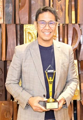 CLIMATE HERO OF THE YEAR. Meralco First Vice President and Chief Sustainability Officer Raymond B. Ravelo secured his third consecutive Climate Hero of the Year title, underscoring his role in embedding sustainability at the core of Meralco's operations.
