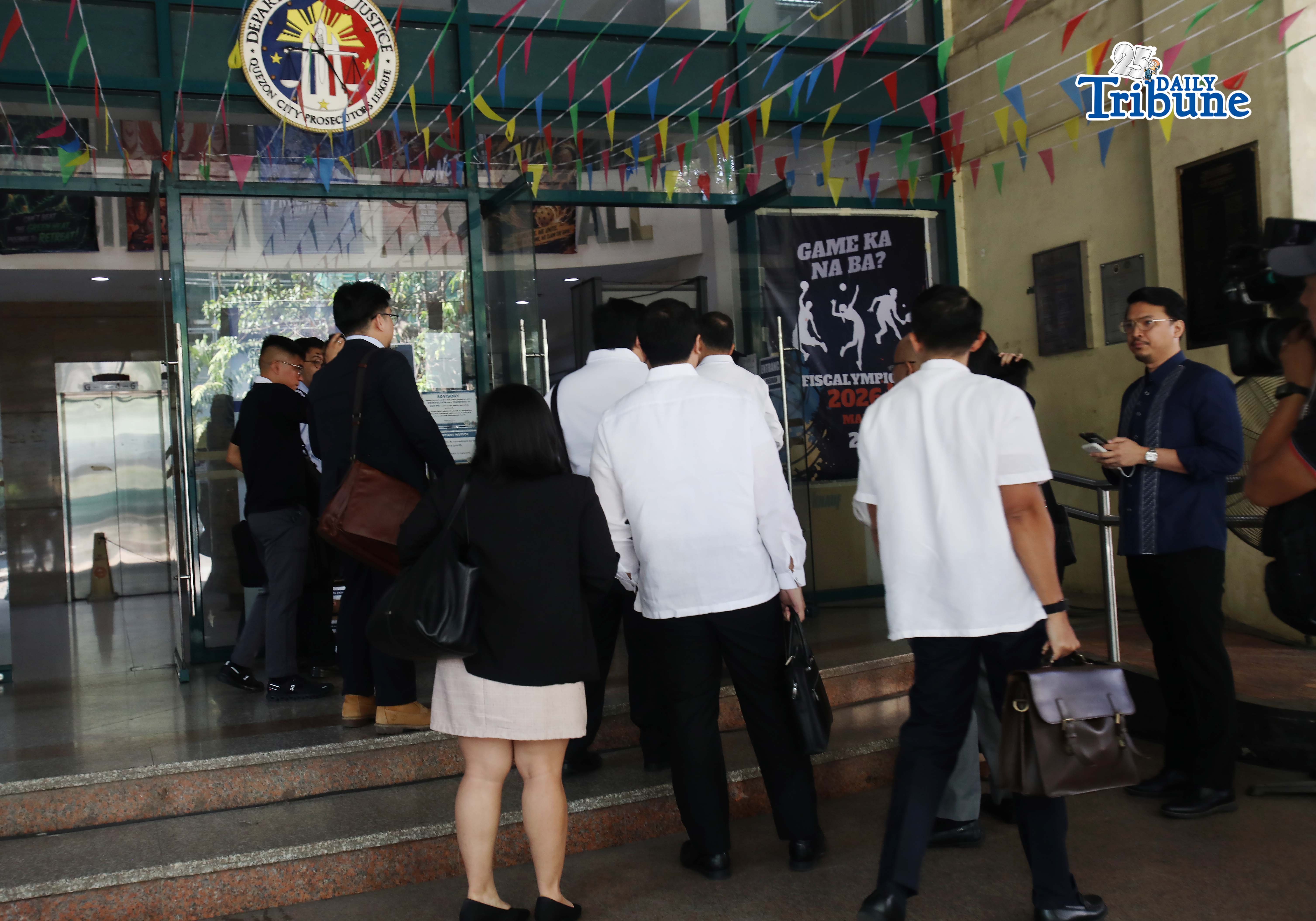 (May 29 2026) Legal counsel of Bangko Sentral ng Pilipinas and Anti-Money Laundering Council, along with complainant Atty. Mans Carpio’s legal representative, Atty. Neil Abayon, arrive at the Quezon City Regional Trial Court on Friday, May 29, 2026 for the hearing on criminal charges filed by Atty. Mans Carpio, husband of Vice President Sara Duterte, against the BSP and AMLC over the alleged illegal disclosure of his bank records. Photo/Analy Labor