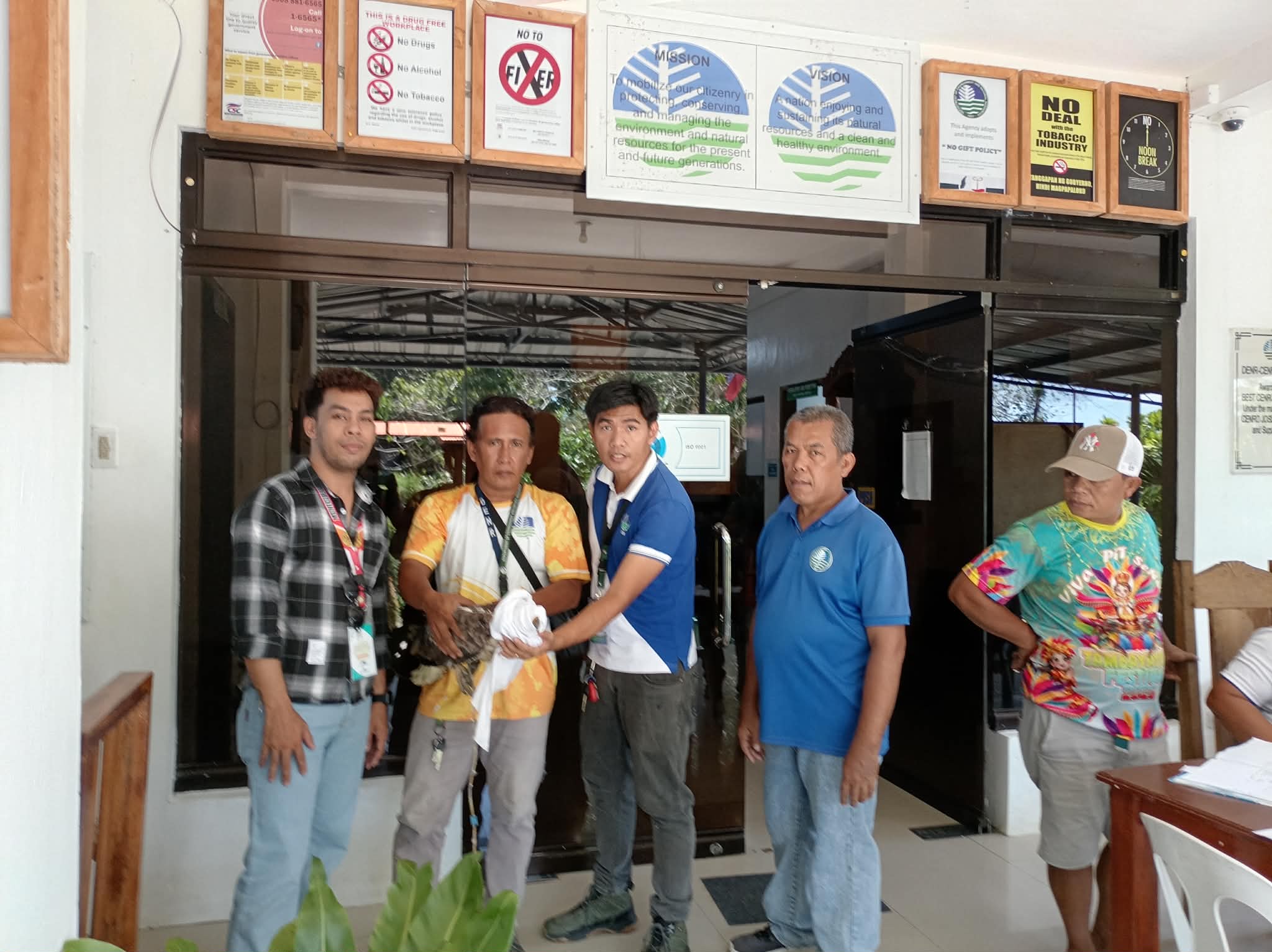 Fisherman rescues wounded eagle in Leyte