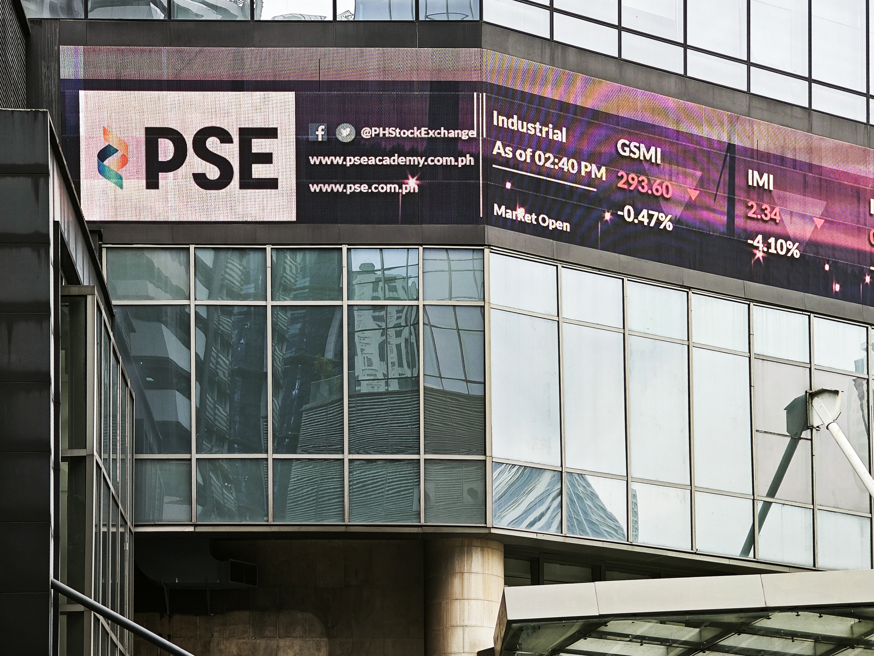 PSEi rises as peso rebounds from record low