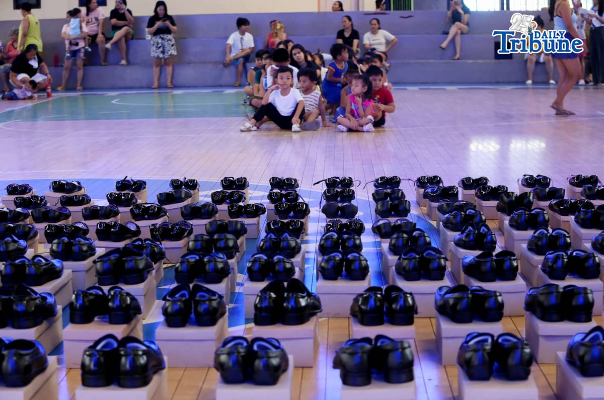 (May 30 2026) Members of the Sangguniang Kabataan (SK) of Escopa III in Project 4 Quezon City, distribute shoes and bags for free to the children in their community a preparation for the year 2026 school opening, as part of their “Balik Eskwela” outreach program on Saturday May 30 2026. Photo/Analy Labor