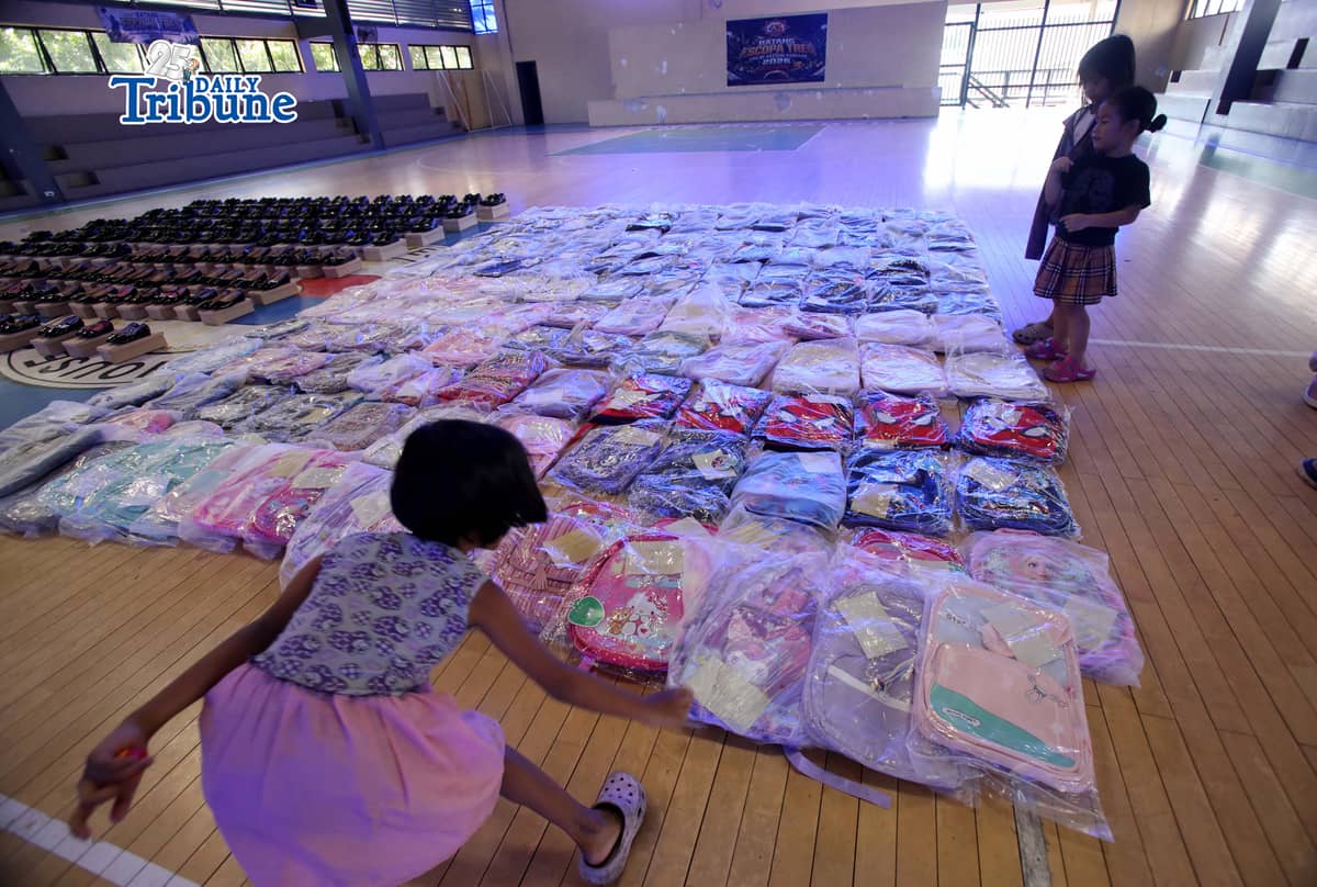 (May 30 2026) Members of the Sangguniang Kabataan (SK) of Escopa III in Project 4 Quezon City, distribute shoes and bags for free to the children in their community a preparation for the year 2026 school opening, as part of their “Balik Eskwela” outreach program on Saturday May 30 2026. Photo/Analy Labor