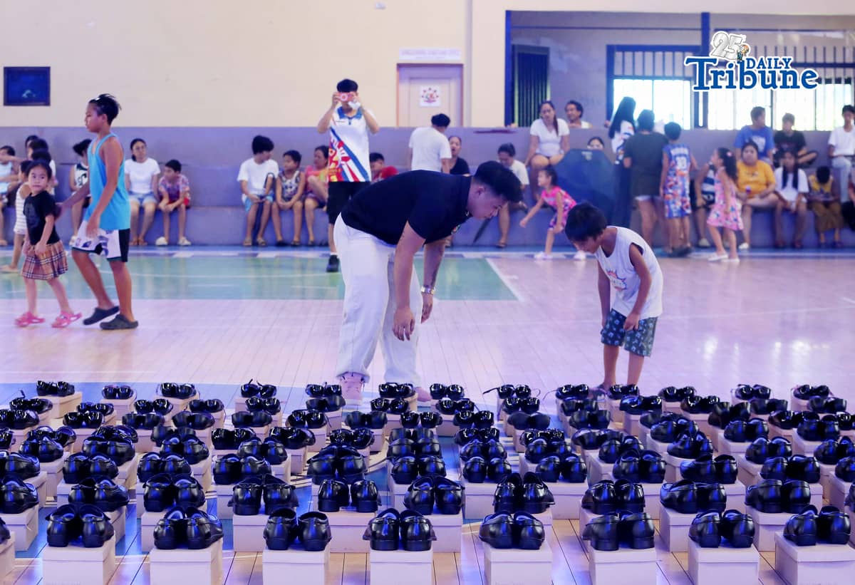 (May 30 2026) Members of the Sangguniang Kabataan (SK) of Escopa III in Project 4 Quezon City, distribute shoes and bags for free to the children in their community a preparation for the year 2026 school opening, as part of their “Balik Eskwela” outreach program on Saturday May 30 2026. Photo/Analy Labor