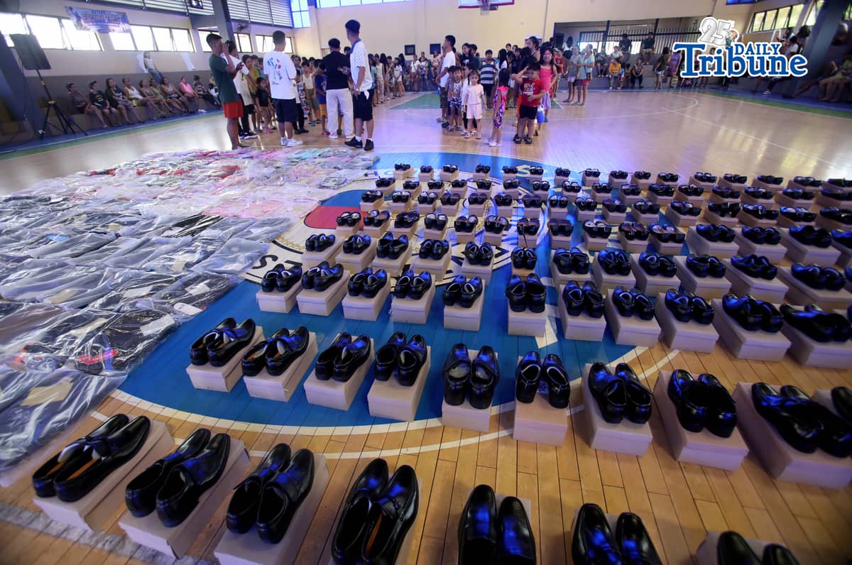 (May 30 2026) Members of the Sangguniang Kabataan (SK) of Escopa III in Project 4 Quezon City, distribute shoes and bags for free to the children in their community a preparation for the year 2026 school opening, as part of their “Balik Eskwela” outreach program on Saturday May 30 2026. Photo/Analy Labor