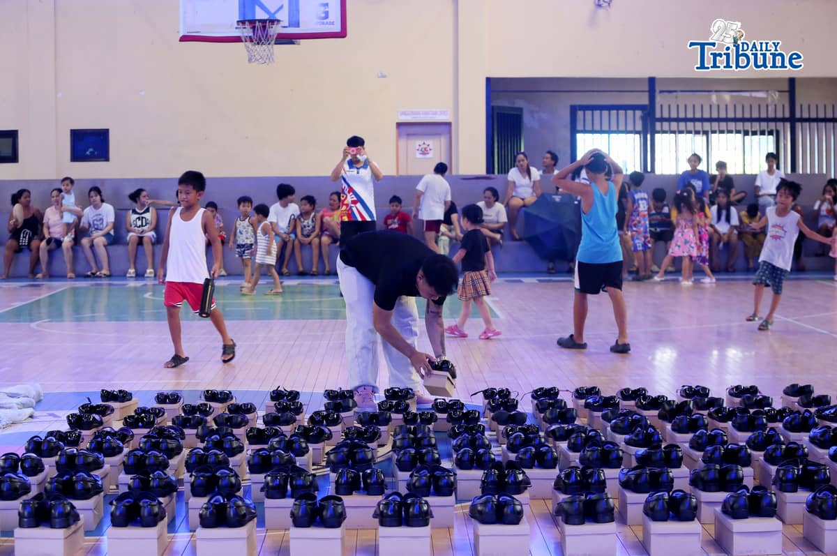 (May 30 2026) Members of the Sangguniang Kabataan (SK) of Escopa III in Project 4 Quezon City, distribute shoes and bags for free to the children in their community a preparation for the year 2026 school opening, as part of their “Balik Eskwela” outreach program on Saturday May 30 2026. Photo/Analy Labor