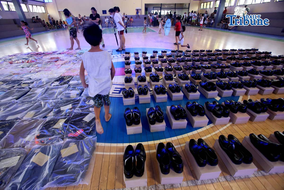 (May 30 2026) Members of the Sangguniang Kabataan (SK) of Escopa III in Project 4 Quezon City, distribute shoes and bags for free to the children in their community a preparation for the year 2026 school opening, as part of their “Balik Eskwela” outreach program on Saturday May 30 2026. Photo/Analy Labor