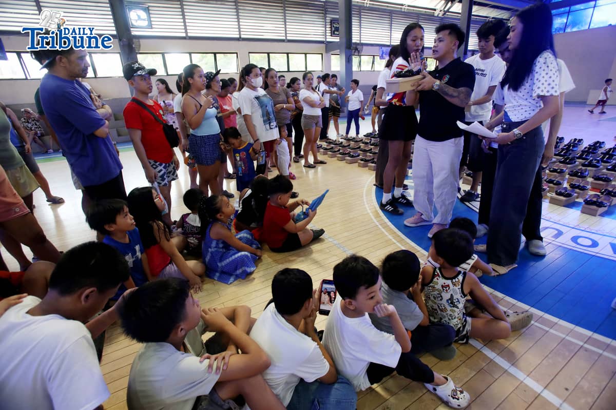 (May 30 2026) Members of the Sangguniang Kabataan (SK) of Escopa III in Project 4 Quezon City, distribute shoes and bags for free to the children in their community a preparation for the year 2026 school opening, as part of their “Balik Eskwela” outreach program on Saturday May 30 2026. Photo/Analy Labor
