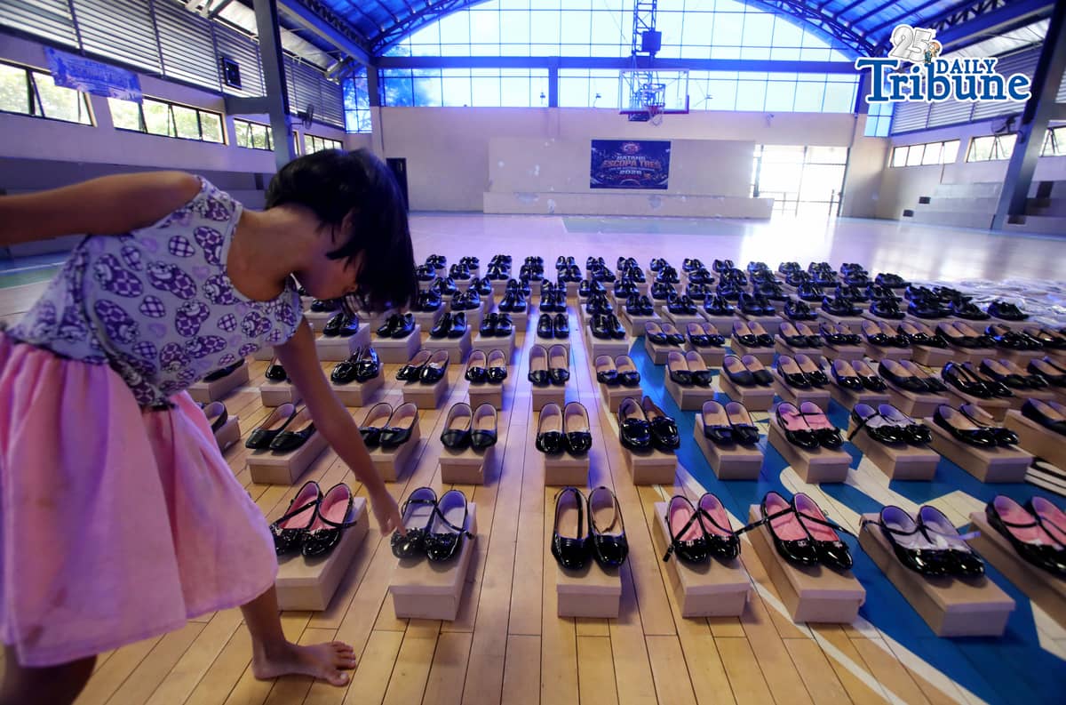 (May 30 2026) Members of the Sangguniang Kabataan (SK) of Escopa III in Project 4 Quezon City, distribute shoes and bags for free to the children in their community a preparation for the year 2026 school opening, as part of their “Balik Eskwela” outreach program on Saturday May 30 2026. Photo/Analy Labor