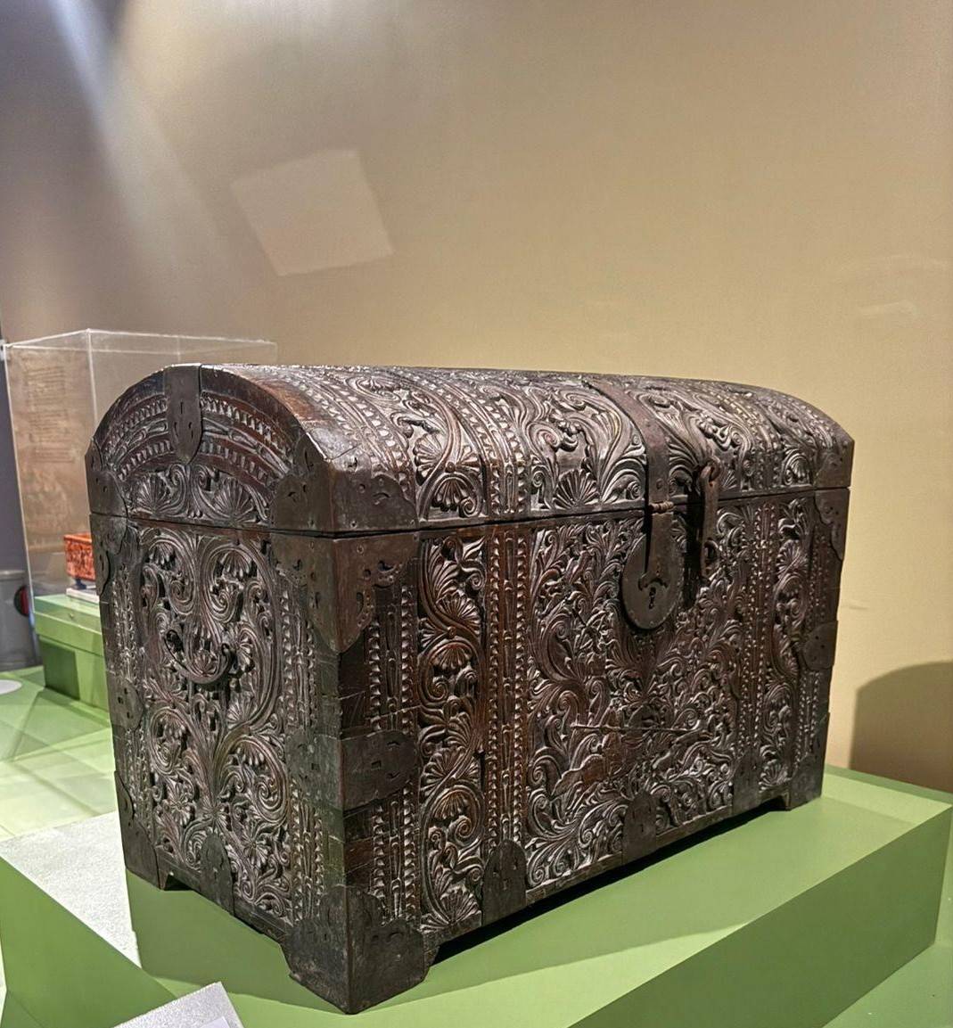 ‘BAUL Del Mundo,’ 3rd quarter of 17th century, Kalantas, brass, wrought iron
Parian workshop, 100 x 55 x 65.5 cm.