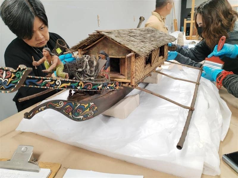 LEPA boat from the Ayala Museum Collection being prepared by Aprille Tijam (left) and some members of the Colegio de San Ildefonso team for installation.