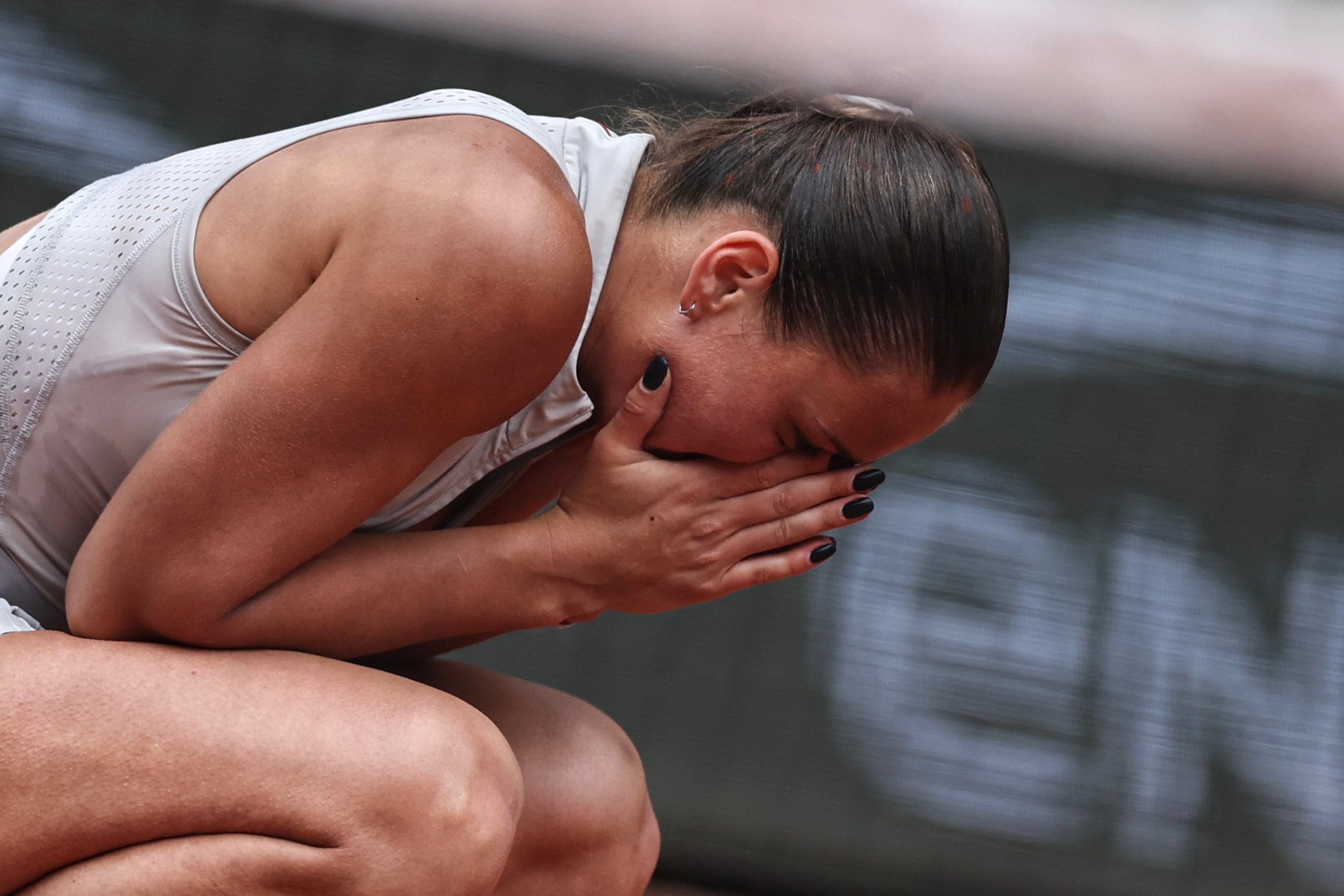 POLISH COLLAPSE: Swiatek makes French Open exit; Zverev advances