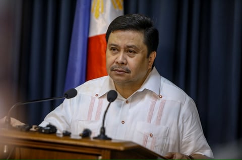 Estrada seeks bail for plunder, says evidence 'not strong'