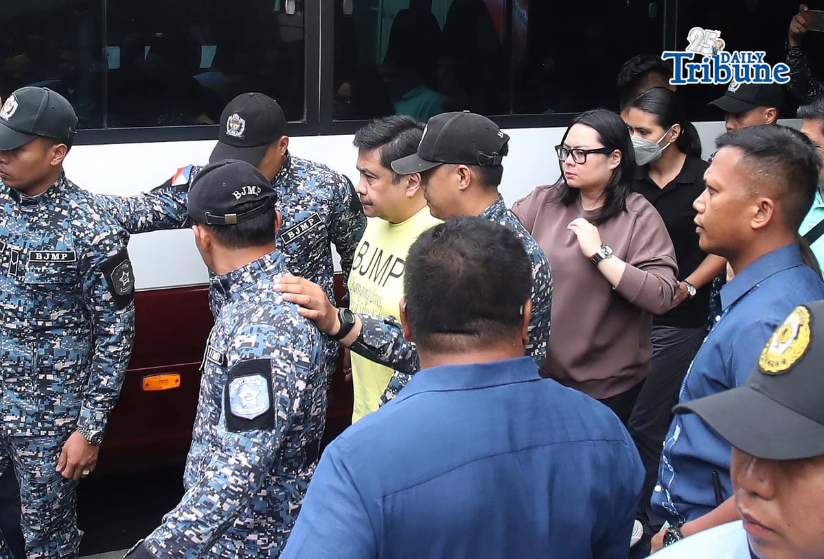 (June 02 2026)  Senator Jinggoy Estrada heavily guarded when he arrived at Sadiganbayan Second Division on Tuesday June 2 2026, for the arraignment of his graft case over the alleged flood control kickback scheme. The Sandiganbayan Second Division on Tuesday postponed the arraignment of graft cases against Sen. Jinggoy Estrada moved to Thursday morning June  4 2026. Photo/Analy Labor