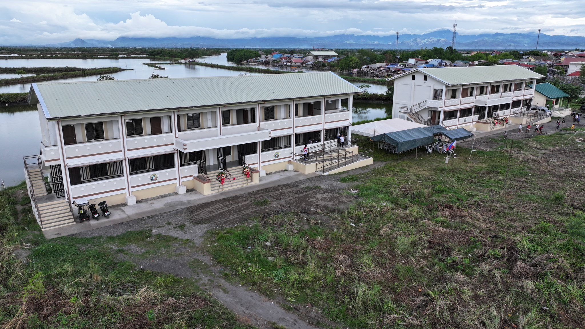 Provincial government inaugurates two inland high school buildings in Sasmuan