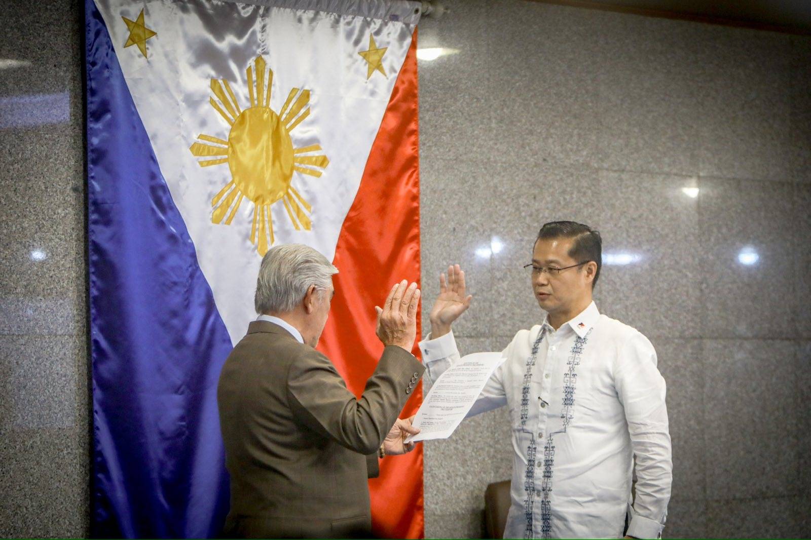 WIN GATCHALIAN TAKES OATH