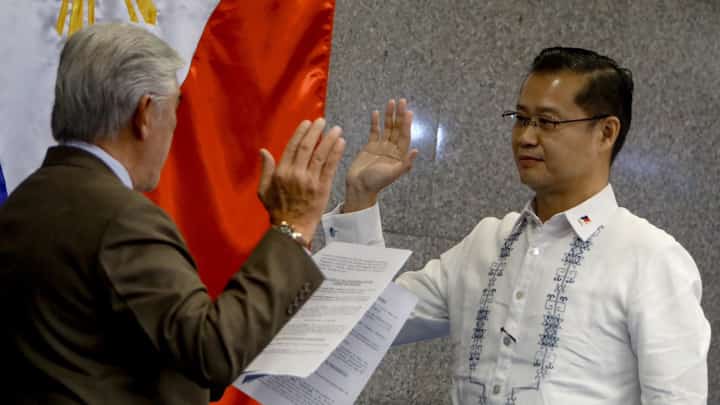 Senator Win Gatchalian taking his oath as the Senate President Pro Tempore from Senator Vicente "Tito" Sotto after ousting Senate President Alan Peter Cayetano.