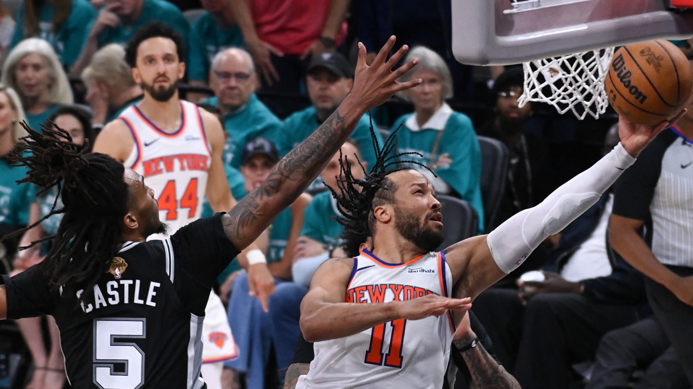 Brunson catches fire, helps Knicks draw first blood