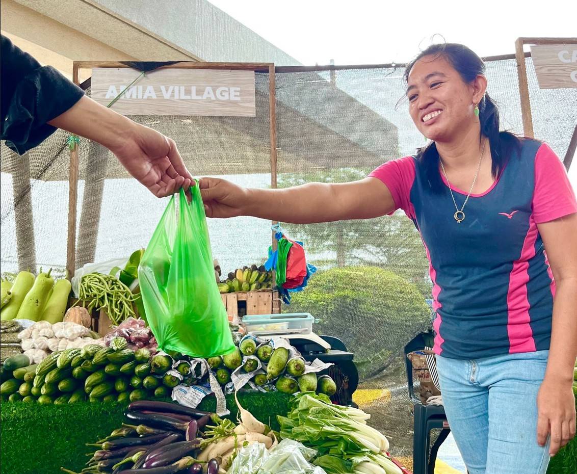 AT the SM Weekend Market, Jenny personally connects with customers while selling vegetables harvested from her farm. The market linkage opportunities provided through the KSK Market Linkage Program helped her steadily increase her earnings and reinvest in a hydroponic lettuce system.