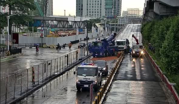 Oil spill shuts down EDSA-Quezon Avenue flyover for three hours