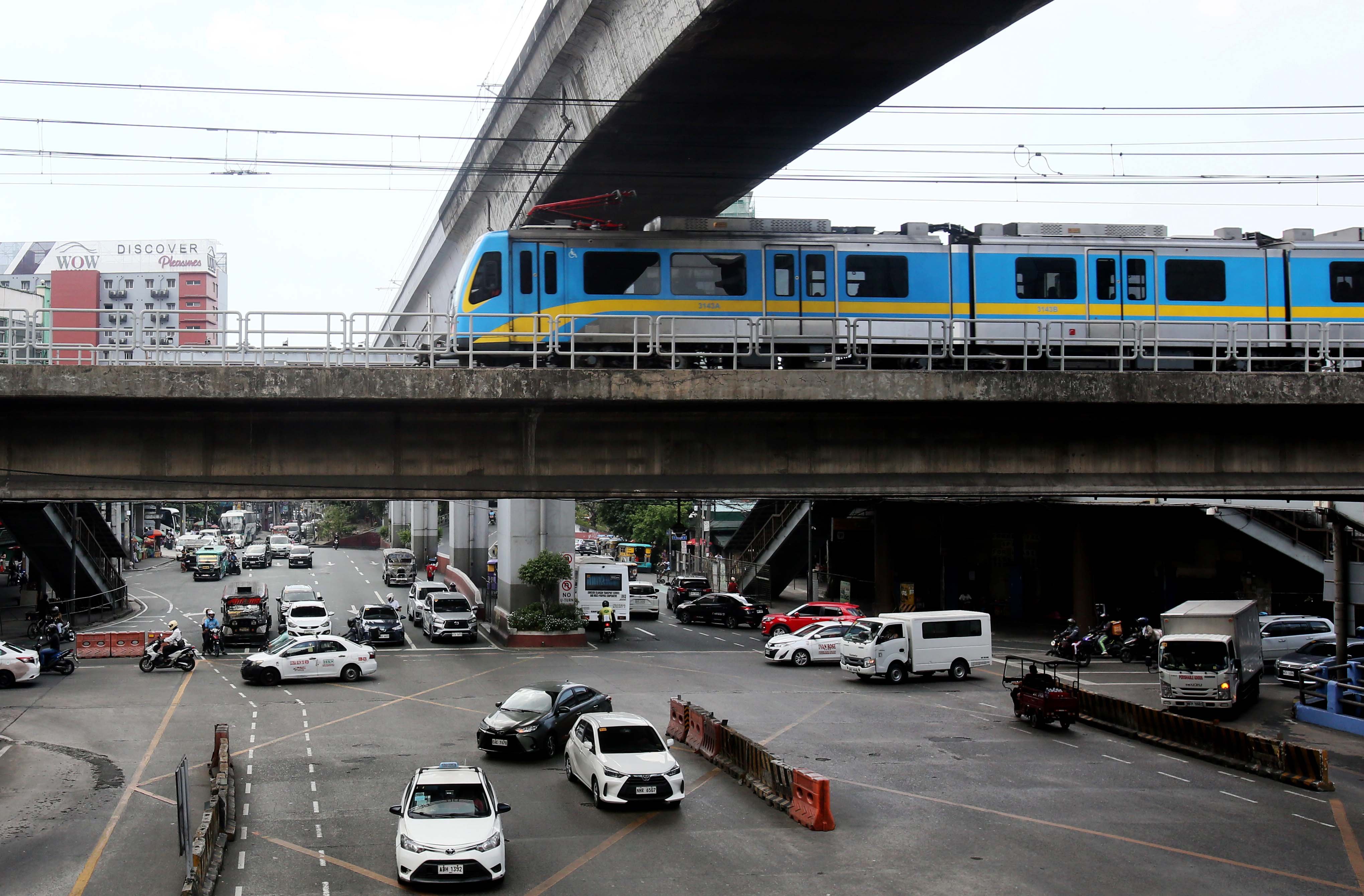 MRT-3 offers free rides on Independence Day