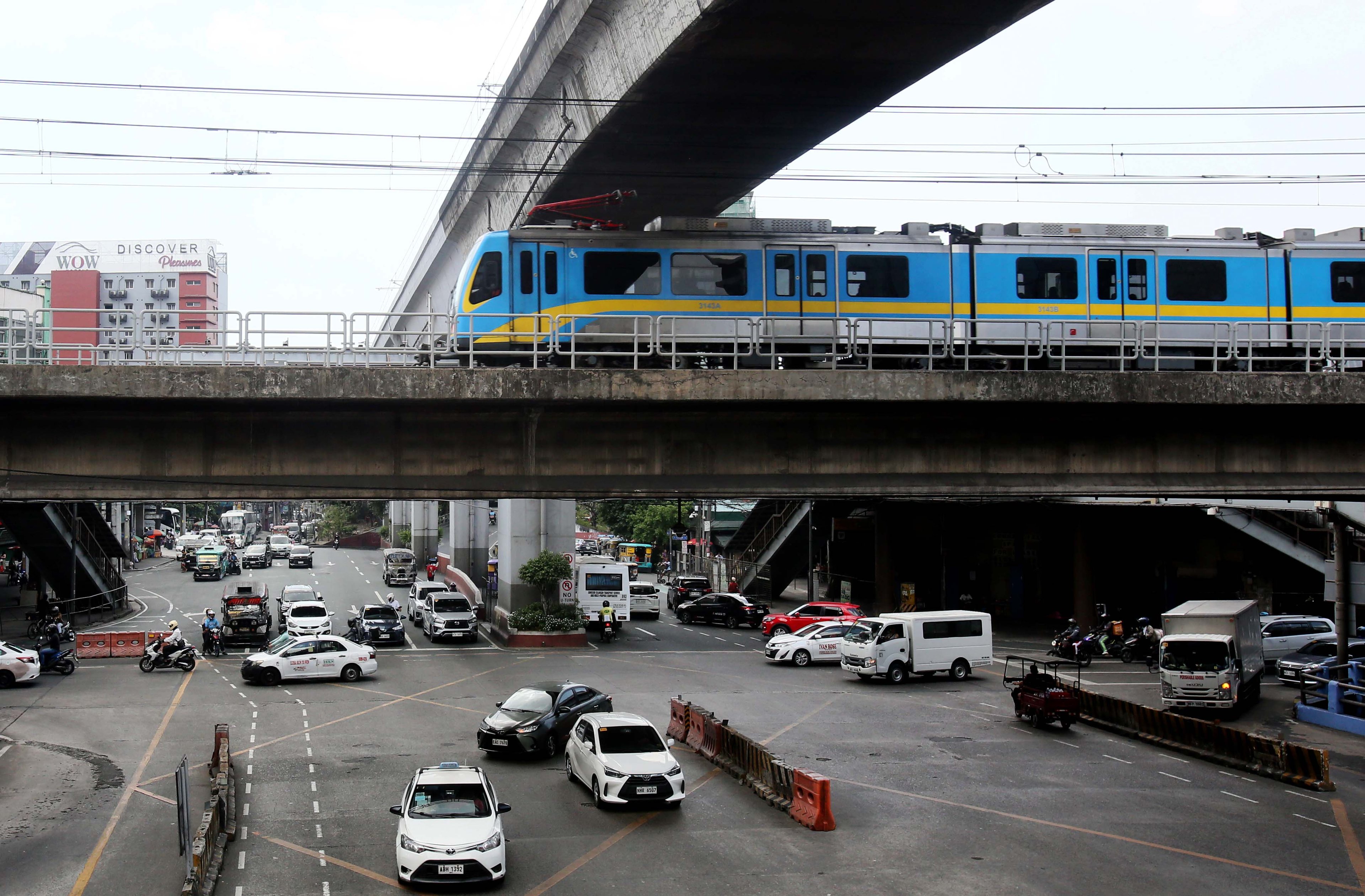 MRT-3 offers free rides on Independence Day
