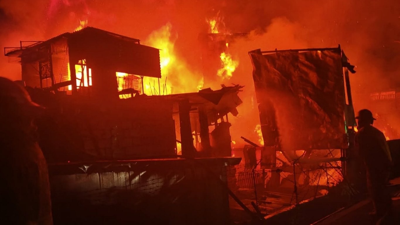 Parañaque fire destroys 20 houses