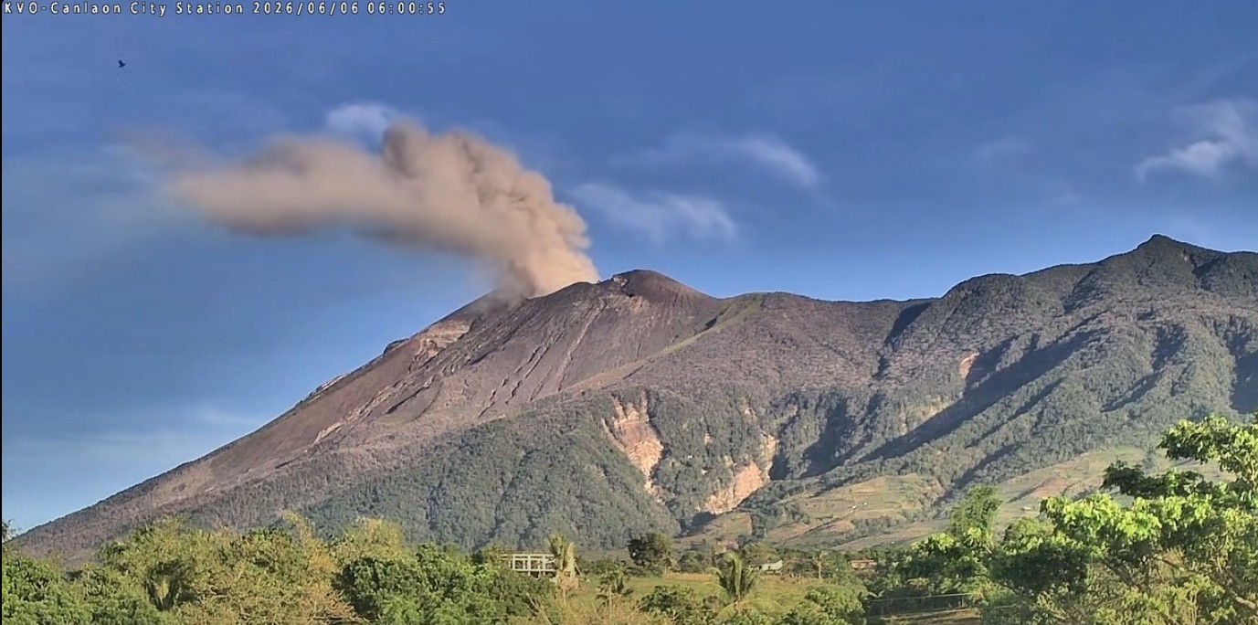 Kanlaon spews ashes, Mayon lava flow on