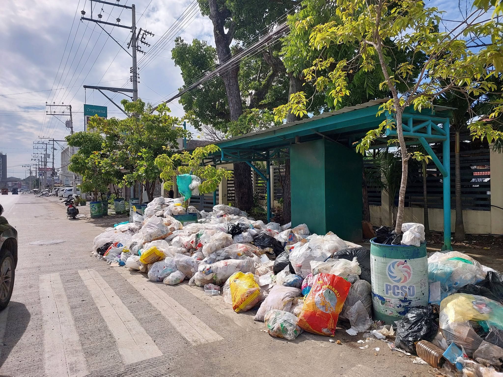 EMB condemns illegal dumping of trash in front of Region 11 DENR office