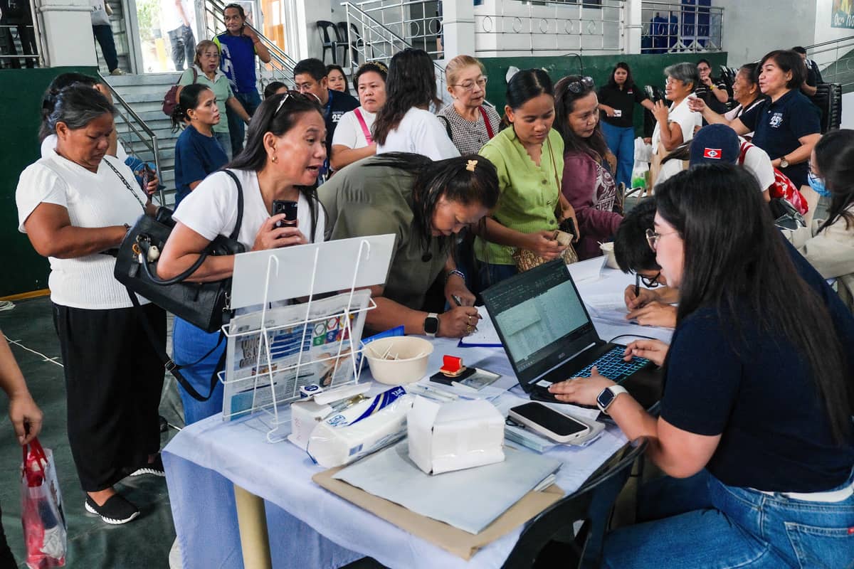LAS Piñas City mompreneurs line up excitedly for registration.