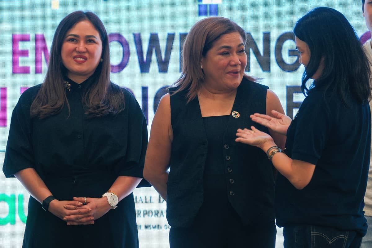 LAS Piñas Councilor Alelee Aguilar-Andanar (left), Mayor April Aguilar Nery (center) and DAILY TRIBUNE Managing and Life editor Dinah Sabal Ventura share a light moment during the pinning of the 17 Sustainable Development Goals emblem.