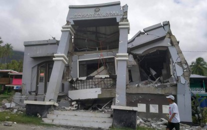 Major quake off Philippines kills at least 35, dozen still missing