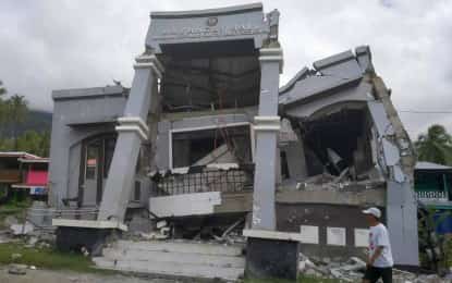 Major quake off Philippines kills at least 35, dozen still missing