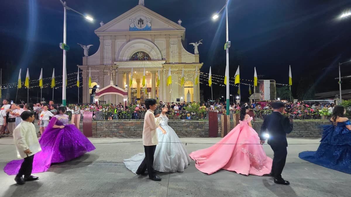 EACH float is accompanied by sagala and their escorts.