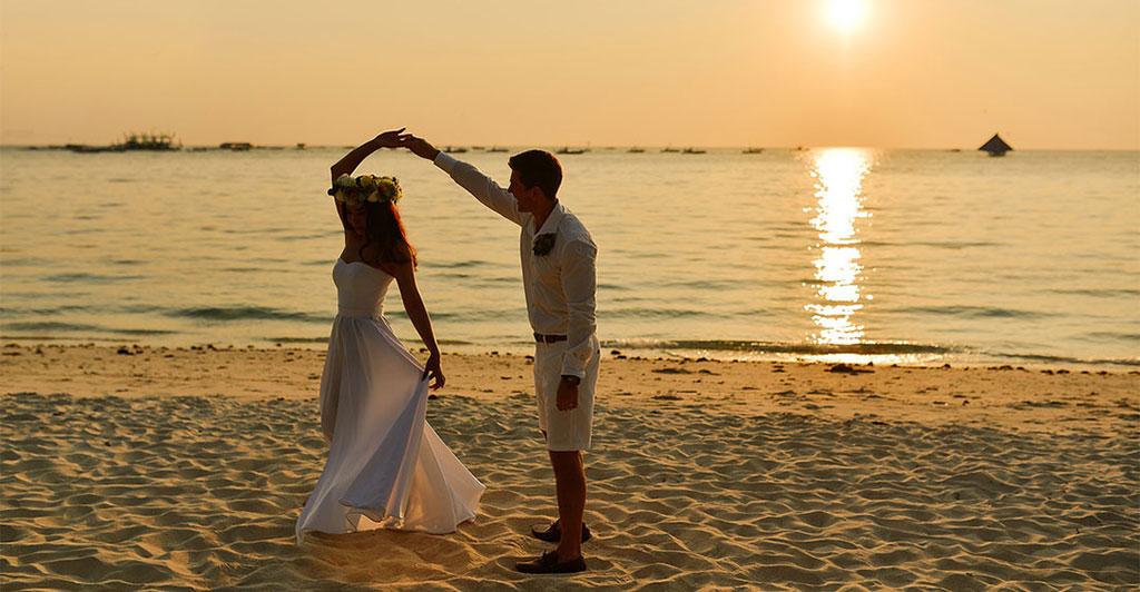 A romantic wedding in unpredictable June