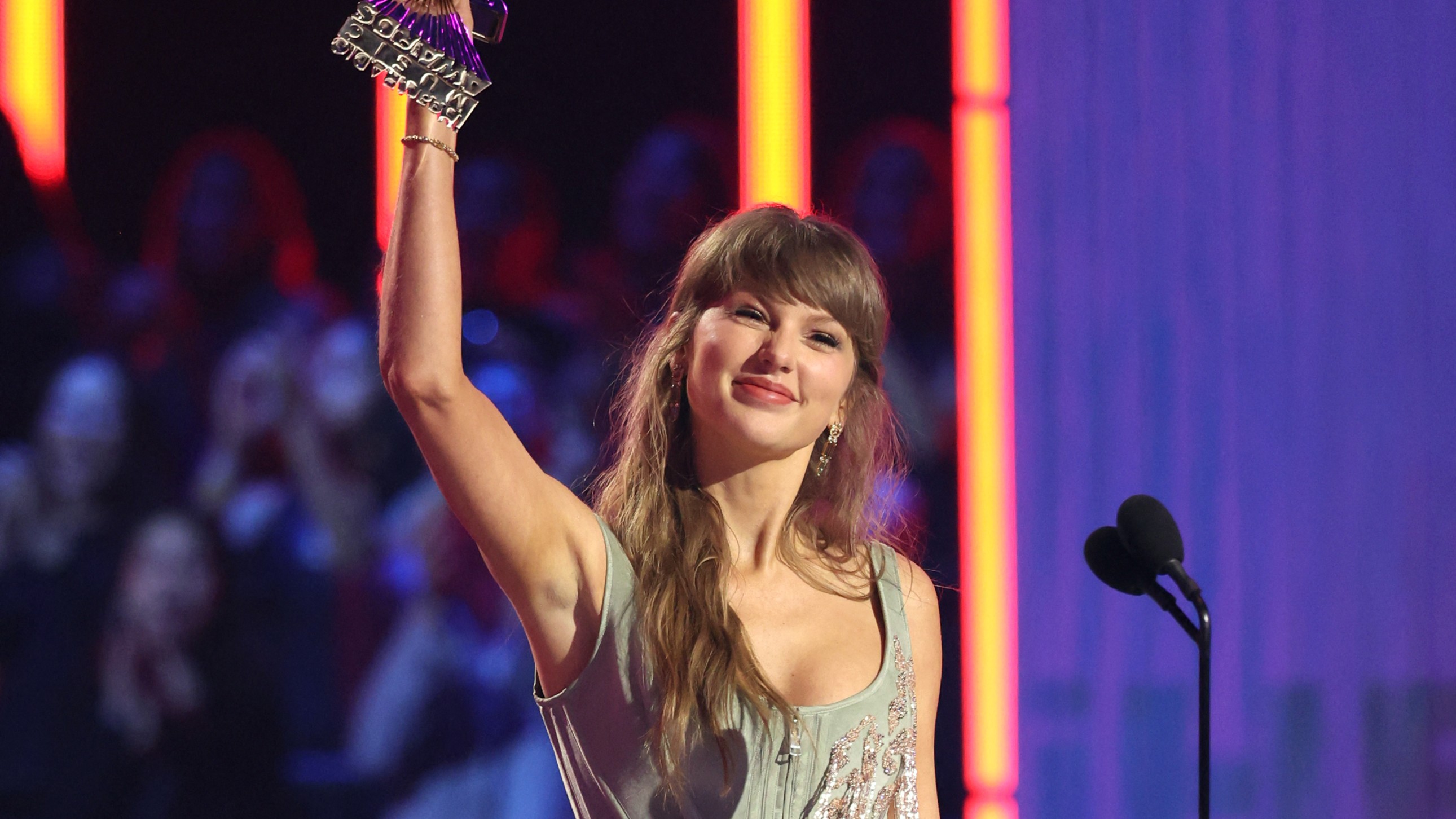 Taylor Swift now richest female musician with a net worth of $2 billion
