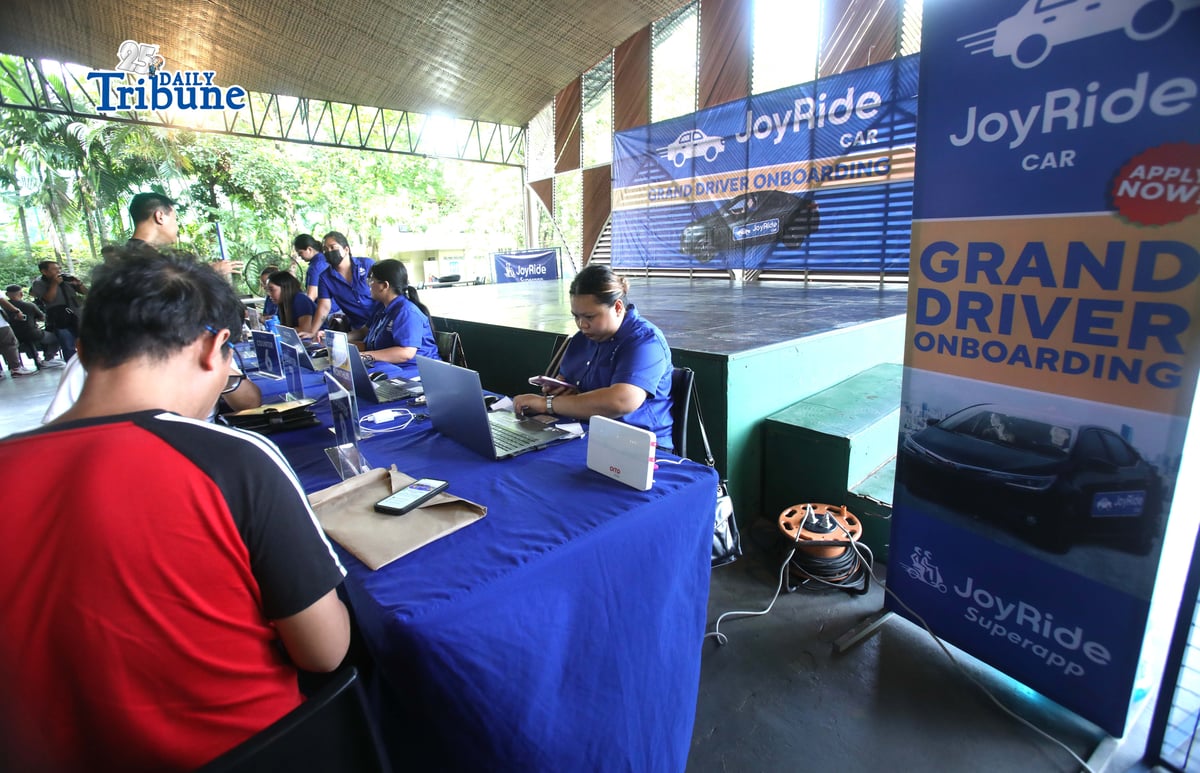 (June 09 2026) Drivers queue at the JoyRide car two day grand onboarding event at the Ninoy Aquino Parks and Wildlife Center in Quezon City on Tuesday June 9 2026, The activity forms part of the company’s continuing efforts to expand its growing fleet of driver-partners amid increasing demand for ride-hailing services, Qualified TNVS drivers and operators who successfully onboard during the event may enjoy several incentives, including up to ₱8,000 in free top-up credits, no cash-out requirement, and commission rates as low as 10%, one of the lowest in the industry. JoyRide Philippines said the onboarding event is designed to provide drivers with a faster and more convenient application and activation process, allowing them to begin earning sooner. Photo/Analy Labor