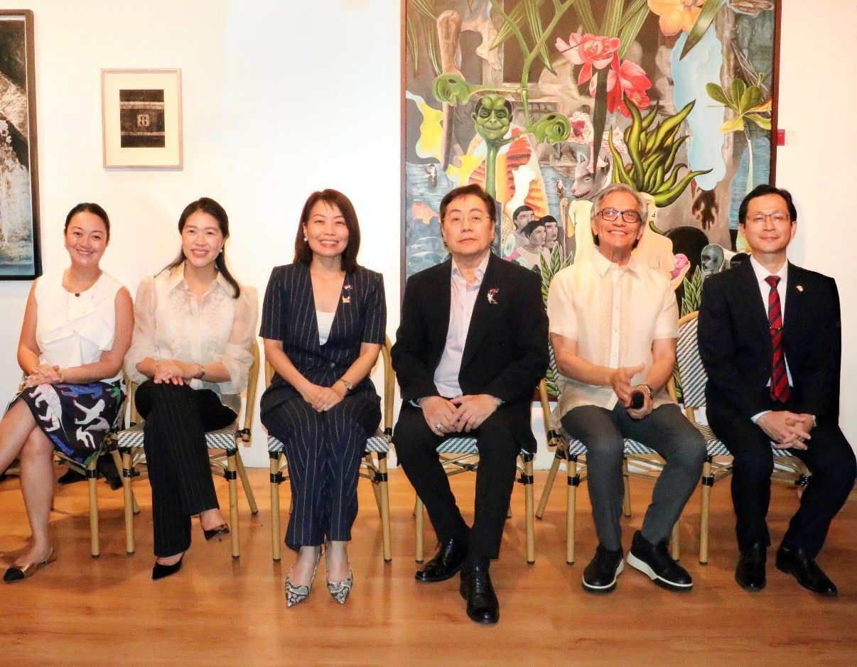 CENTER head and managing director of Asia Society Philippines Ching Jorge, vice chairperson and CFO of Salcedo Auctions Karen Lerma,  Ambassador of the Singapore to the Philippines H.E. Constance See Sin Yuan, Benjamin Orosa Goquingco Jr.; chairman and chief specialist of Salcedo Auctions Richie Lerma, and First Secretary of Embassy of Malaysia Tan Foo Koeng.