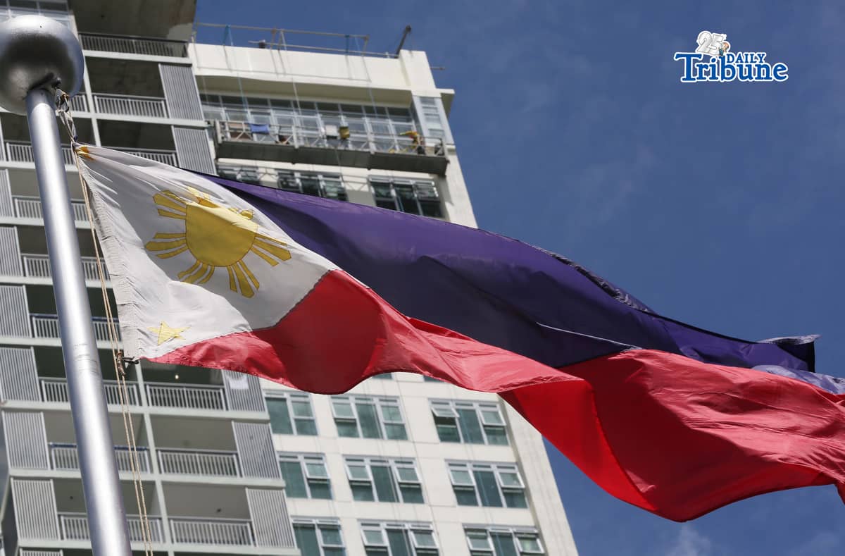 (June 11 2026) Philippine Flag waving, while the construction workers busy working at the top of the ongoing construction building in Quezon City, ahead of the observance of the Philippine Independence Day. Photo/Analy Labor