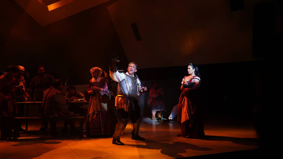 For Don Quixote (Nonie Buencamino), Aldonzza (Katrine Sunga) is the epitome of beauty, calling her his Dulcinea.