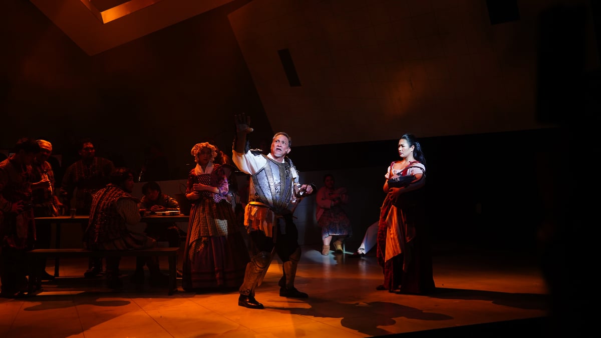 For Don Quixote (Nonie Buencamino), Aldonzza (Katrine Sunga) is the epitome of beauty, calling her his Dulcinea.