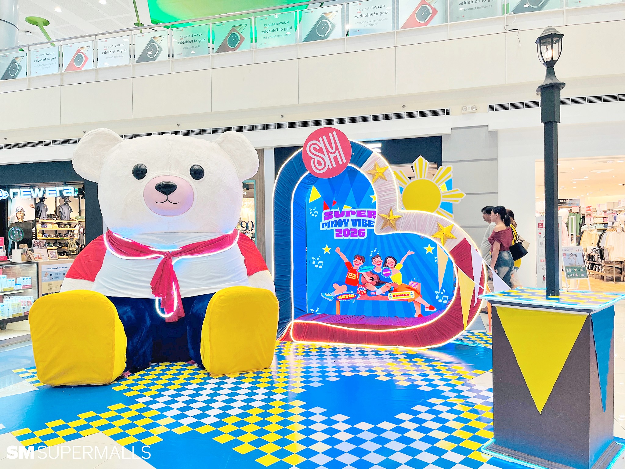 SNAP, pose, and show off your Pinoy pride at the Super Pinoy Vibes Photo Spot, an immersive installation celebrating Filipino culture, community and creativity at your most-loved SM Supermalls.