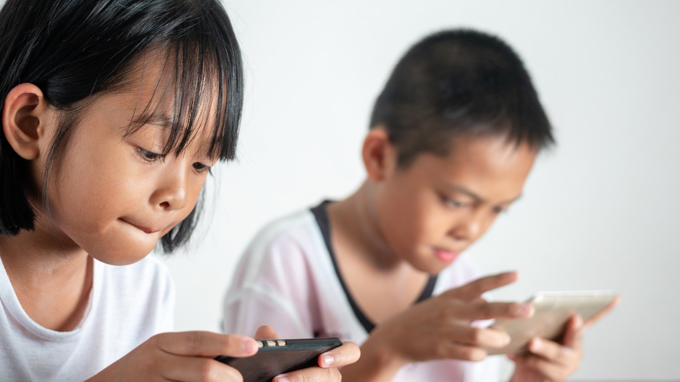 Health agency recommends no smartphones for children under 13