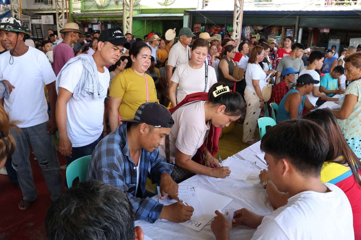 676 Pampanga duck raisers get 4,000 sacks of duck feeds from DA RFO3
