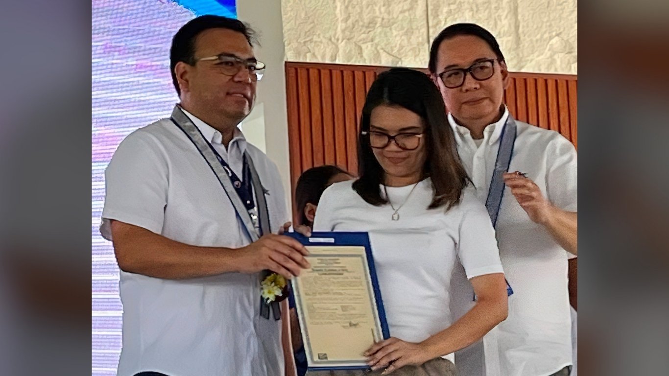 Pampanga, Bataan families awarded titles under 4PH scheme